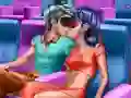 لعبة Dotted Girl Cinema Flirting على الانترنت
